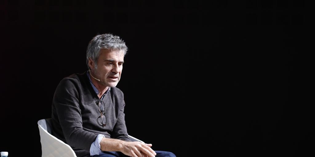 Bardem, Amenábar, Almodóvar... entre el centenar de fimantes que celebran el legado Domingo Corral tras su salida de Movistar+