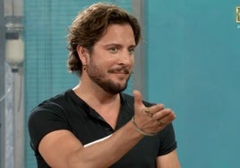 Manuel Carrasco se cuela enfadado en 'La Revuelta' para cantarle las cuarenta a Broncano : «Lo tuyo no tiene nombre»