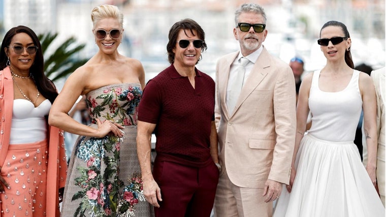 Tom Cruise, con el equipo de 'Misión imposible: sentencia final'