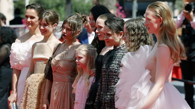 Mascha Schilinski, con el equipo de su película 'Sound of falling'