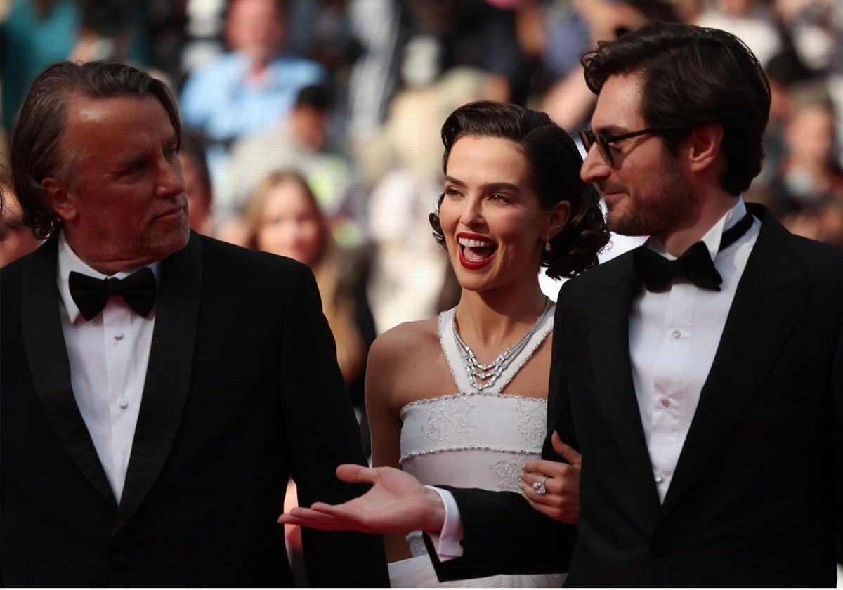 Richard Linklater, con los actores Zoey Deutch y Guillaume Marbeck, llegando al estreno de 'Nouvelle Vague'