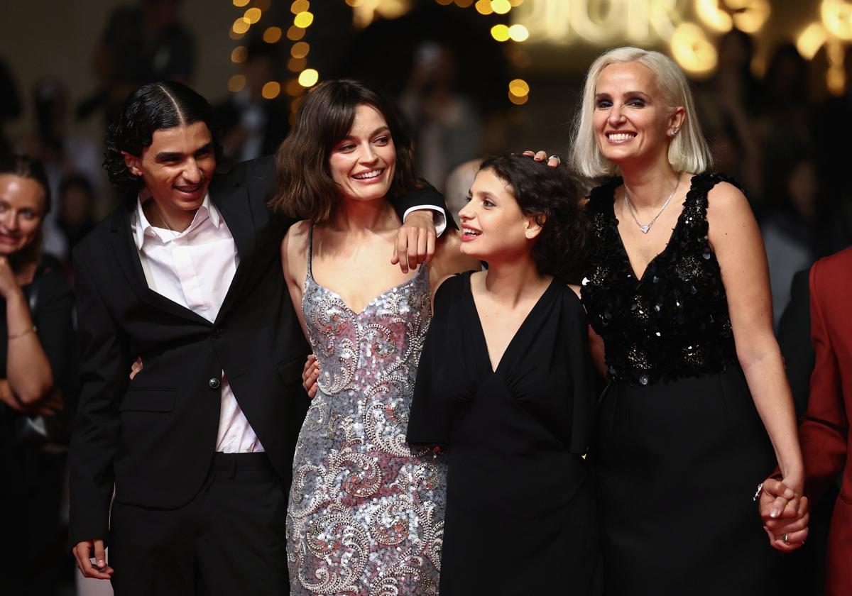Julia Ducounau (derecha), junto a los actores de su película, 'Alpha'