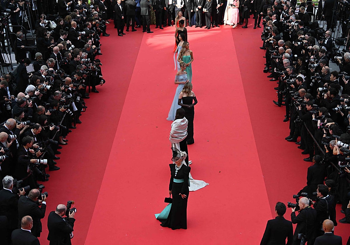 Helen Mirren, Aishwarya Rai Bachchan y Cara Delevingne. en la alfombra roja de Cannes