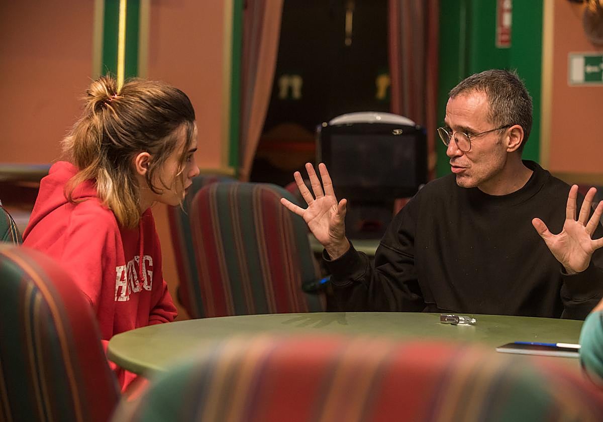 Lino Escalera, en el rodaje de 'Hamburgo', da instrucciones a Iona Bugarin