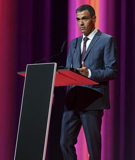 Imagen secundaria 2 - (1) El presidente del Gobierno, Pedro Sánchez, saluda al Co-CEO de Netflix, Ted Sarandos, este martes en Madrid, donde la plataforma celebra su décimo aniversario operando en España (2) Sánchez saluda al actor Javier Cámara (3) En los estudios de Netflix