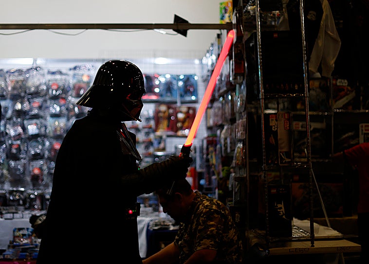 Una espada láser de Darth Vader saldrá a subasta en Los Ángeles por un precio estimado de dos millones de euros