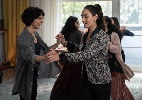 Imagen secundaria 1 - Las mujeres protagonistas de 'Leer Lolita en Teherán' protestan contra el régimen (1), bailan en casa en libertad (2) y viven bajo la opresión de la policía de la moral en la calle (3)