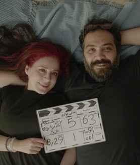 Imagen secundaria 2 - Arriba, la protagonista frente a un agente de la policía de la moral; abajo a la izquierda, la pareja bailando; abajo a la derecha, Maryam Moghaddam y Behtash Sanaeeha, directores de la película