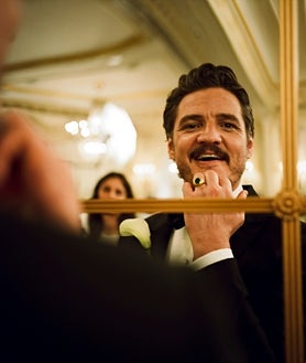 Imagen secundaria 2 - Chris Evans, Dakota Johnson y Pedro Pascal Atsushi Nishijima