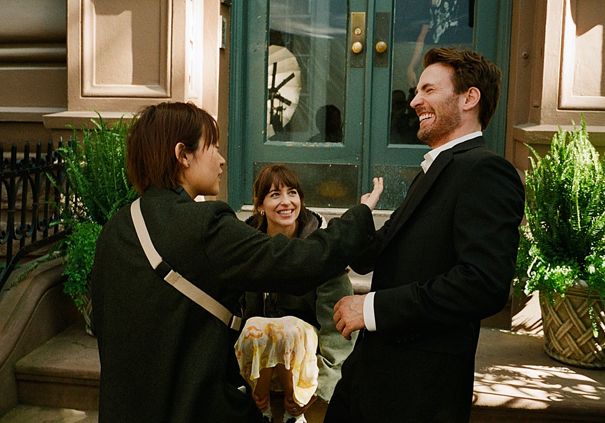 Celine Song con Dakota Johnson y Chris Evans en el rodaje de 'Materialistas'