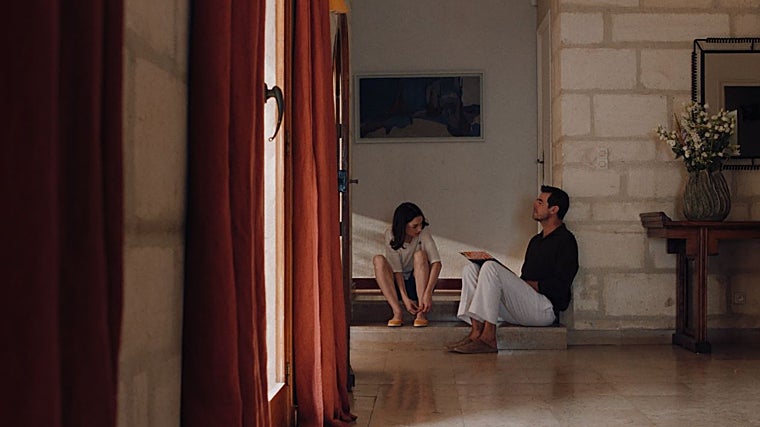 Lily McInerny y Claes Bang en 'Buenos días, tristeza'