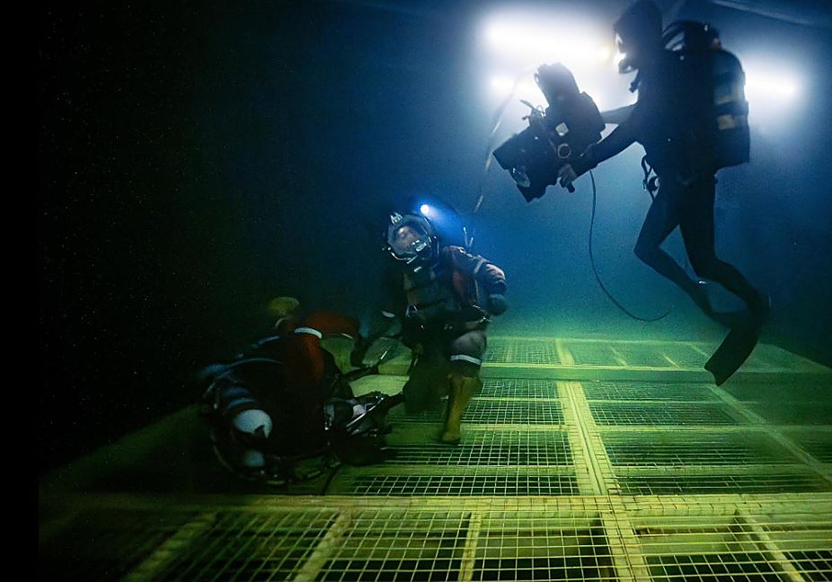 Ian Seabrook y Simu Liu en 'Sin oxígeno' (2025)