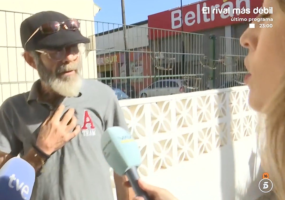 Un hombre agresivo y exhibicionista ha amenazado a un equipo de 'Vamos a ver'.