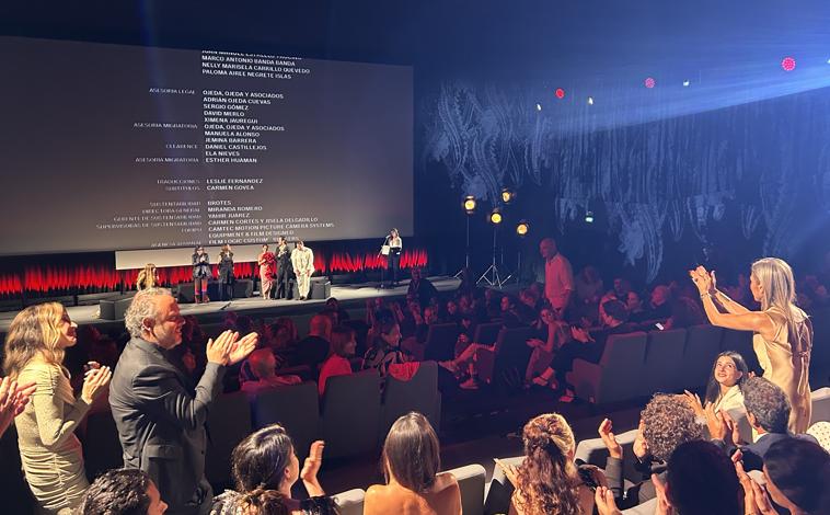 Imagen principal - 'Aún es de noche en Caracas' triunfa en su estreno en Venecia