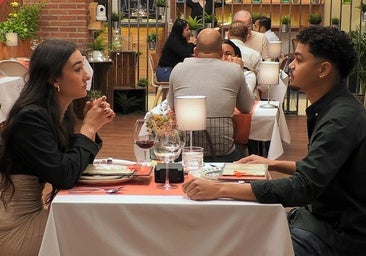 Choque de dos comensales por los continuos ataques de la soltera hacia su cita por su nacionalidad: «No tenemos más que hacer»