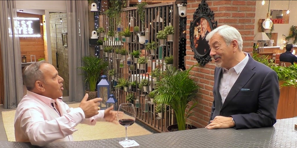 Carlos Sobera, directo con lo que le suelta un soltero nada más llegar: «¿Me estás tirando los tejos?»