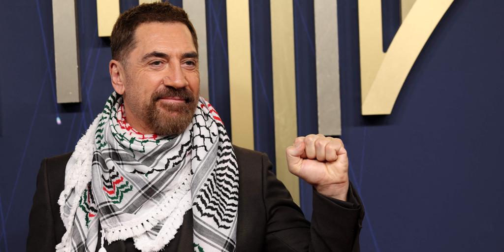 Javier Bardem acude a la alfombra roja de los Emmy con un pañuelo palestino: «Estoy aquí para denunciar el genocidio en Gaza»