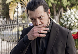 Álvaro Morte revela de qué zona es el acento andaluz de su personaje en la serie 'Dos Tumbas': «No es el mío»