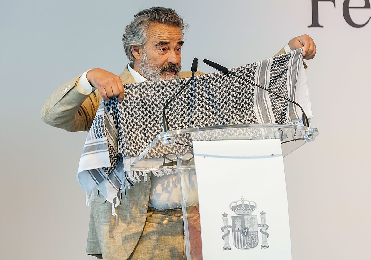 Eduard Fernández, con el pañuelo palestino en el Festival de San Sebastián