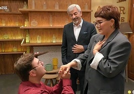 Intenta sorprender a su cita, pero el momento se convierte en un 'tierra trágame': «Madre mía, ¿qué está haciendo?»