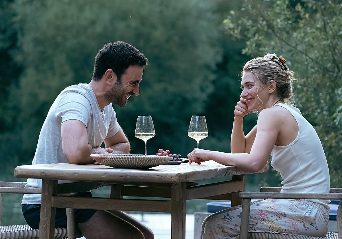 Imogen Poots y Brett Goldstein en 'Contigo, todo'