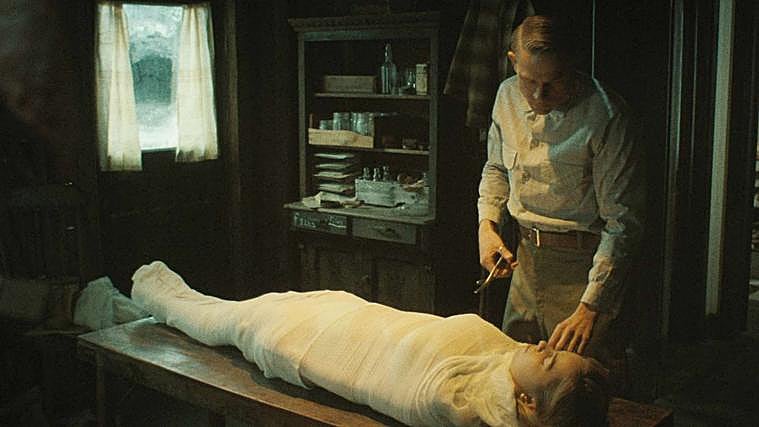 Fotograma de la serie de 'Monstruo: la historia de Eddie Gein'