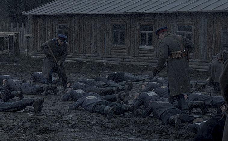 Imagen principal - Escenas de la película, con la dureza del barro, la nieve y los pesares de un gulag bajo la mirada de Stalin