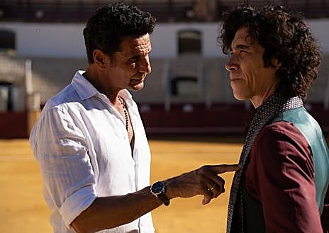 Imagen secundaria 1 - Arriba, Ricardo Gómez y Óscar Jaenada, protagonistas de 'La suerte'. Abajo, Óscar Higares aconseja a Jaenada en la serie de DIsney +. En la última, el 'Maestro' con aires de Morante fuera del ruedo