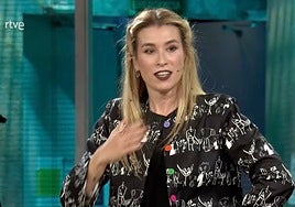 Eva Soriano habla públicamente de la ruptura con su novio y acaba metiéndose en un jardín en La Revuelta