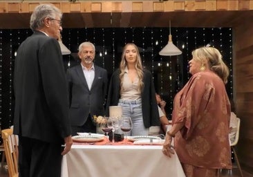 Una soltera de 'First Dates' tiene que conseguir el visto bueno de la hija de su cita: «Me he quedado de piedra»