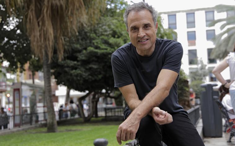 Imagen principal - Arriba, Daniel Guzmán posa para ABC. Abajo, fotogramas de 'La deuda'