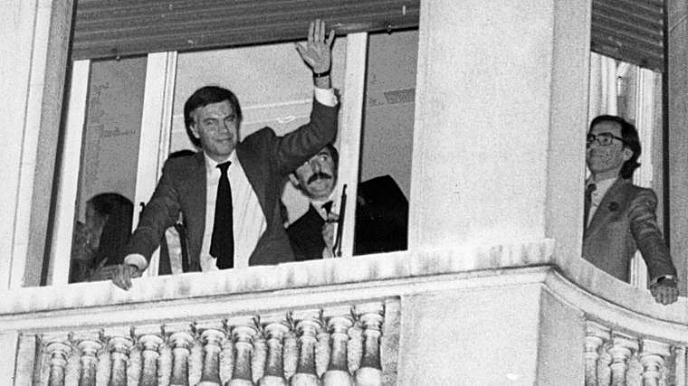 Felipe González celebra el triunfo del PSOE en las elecciones generales de 1982