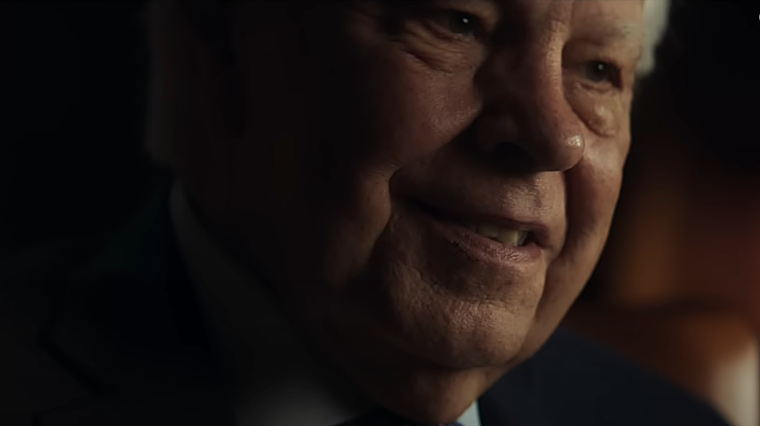 Felipe González, emocionado al ver una fotografía junto a su hija