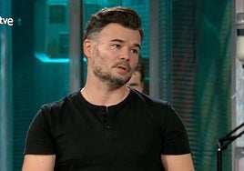 Gabriel Rufián habla por primera vez sobre su encuentro con Ester Expósito tras ser pillados bailando en un after de Madrid: «Es maravillosa»