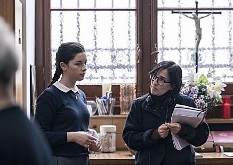 Imagen secundaria 1 - Arriba, Blanca Soroa posa para ABC. Abajo, en el rodaje de 'Los domingos' con Alauda Ruiz de Azúa