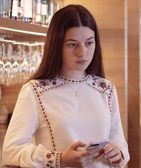 Imagen secundaria 2 - Arriba, Blanca Soroa posa para ABC. Abajo, en el rodaje de 'Los domingos' con Alauda Ruiz de Azúa