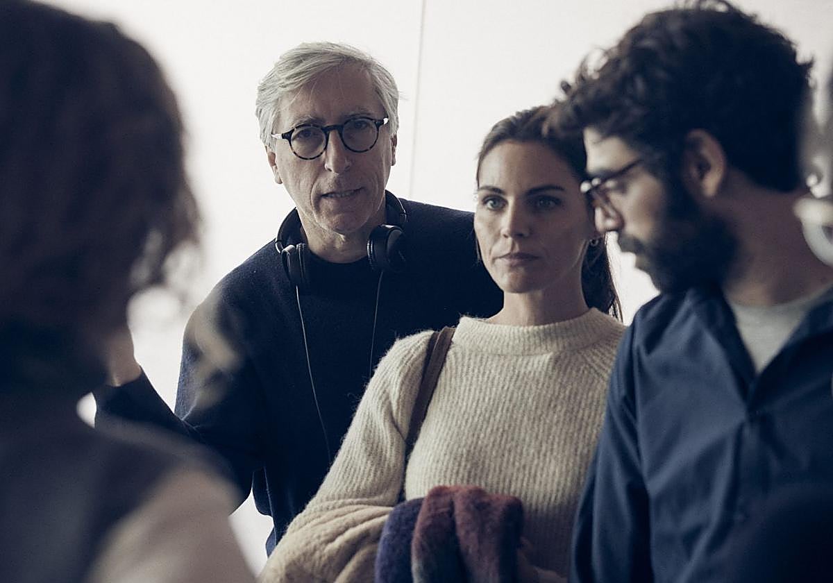 David Trueba, en el rodaje de 'Siempre es invierno' con Amaia Salamanca y David Verdaguer