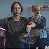 Carla Quílez y Javier Cámara, en la serie 'Yakarta'