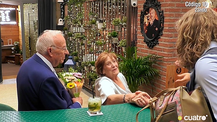 Angelines saludando al equipo del restaurante
