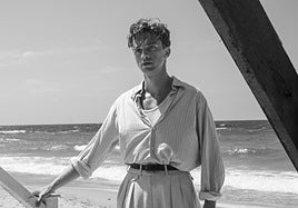 Trailer en primicia de 'El extranjero': la novela de Albert Camus cobra vida en el rostro de Benjamin Voisin