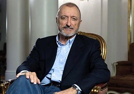 Arturo Pérez-Reverte recomienda esta serie de Netflix que solo tiene 8 capítulos: «Para marujas y marujos como yo»