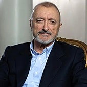 Arturo Pérez-Reverte recomienda esta serie de Netflix que solo tiene 8 capítulos: «Para marujas y marujos como yo»