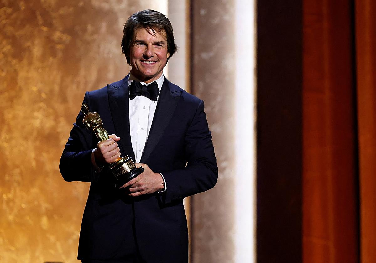 Tom Cruise con su Óscar honorífico durante la 16.ª edición de los Premios de los Gobernadores de la Academia de Artes y Ciencias Cinematográficas, celebrada en Los Ángeles, California (EE. UU.)