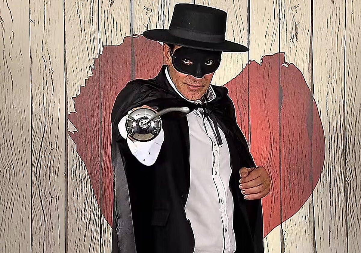 Manuel disfrazado de 'El Zorro'