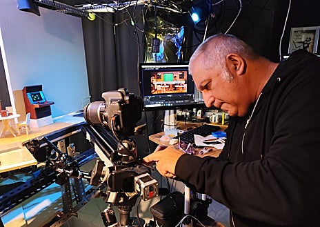 Imagem Secundária 1 – Virgina Curia e Thomas Conde em processo de criação de personagem.