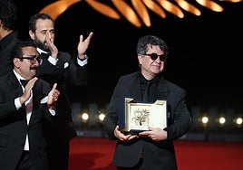 Un tribunal de Irán condena en rebeldía a un año de prisión al director de cine Jafar Panahi