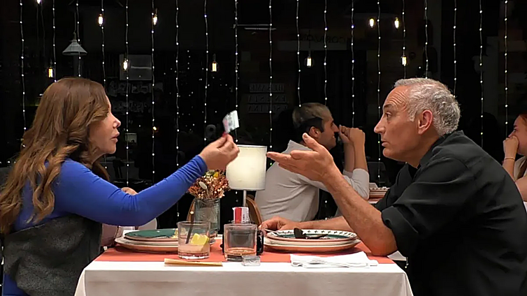 Dos solteros protagonizan una discusión monumental  por culpa de la cuenta: «Se un caballero y paga»