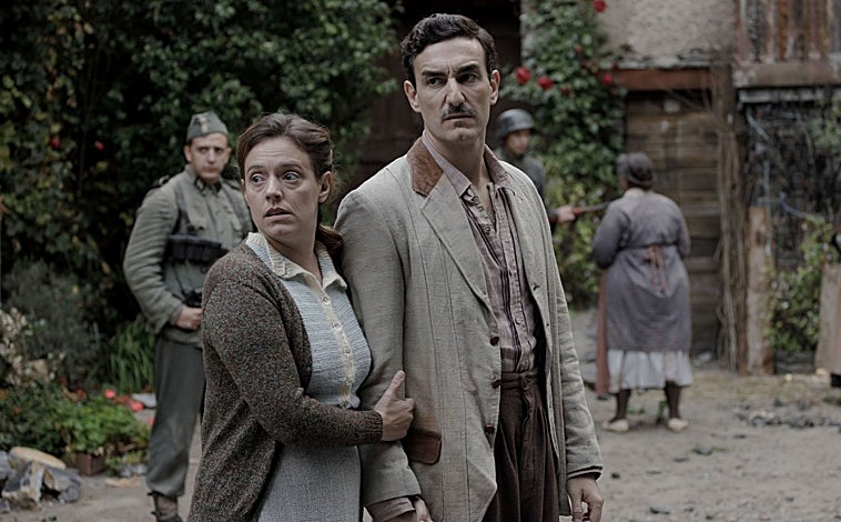 Main image - Photo of “Frontera” with Miki Esparbé, Asier Etxandia, Jordi Sánchez, Bruna Cusí and María Rodriguez Soto