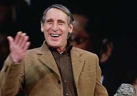 Celso Bugallo, en 2005, con su Goya por su papel en 'Mar adentro'