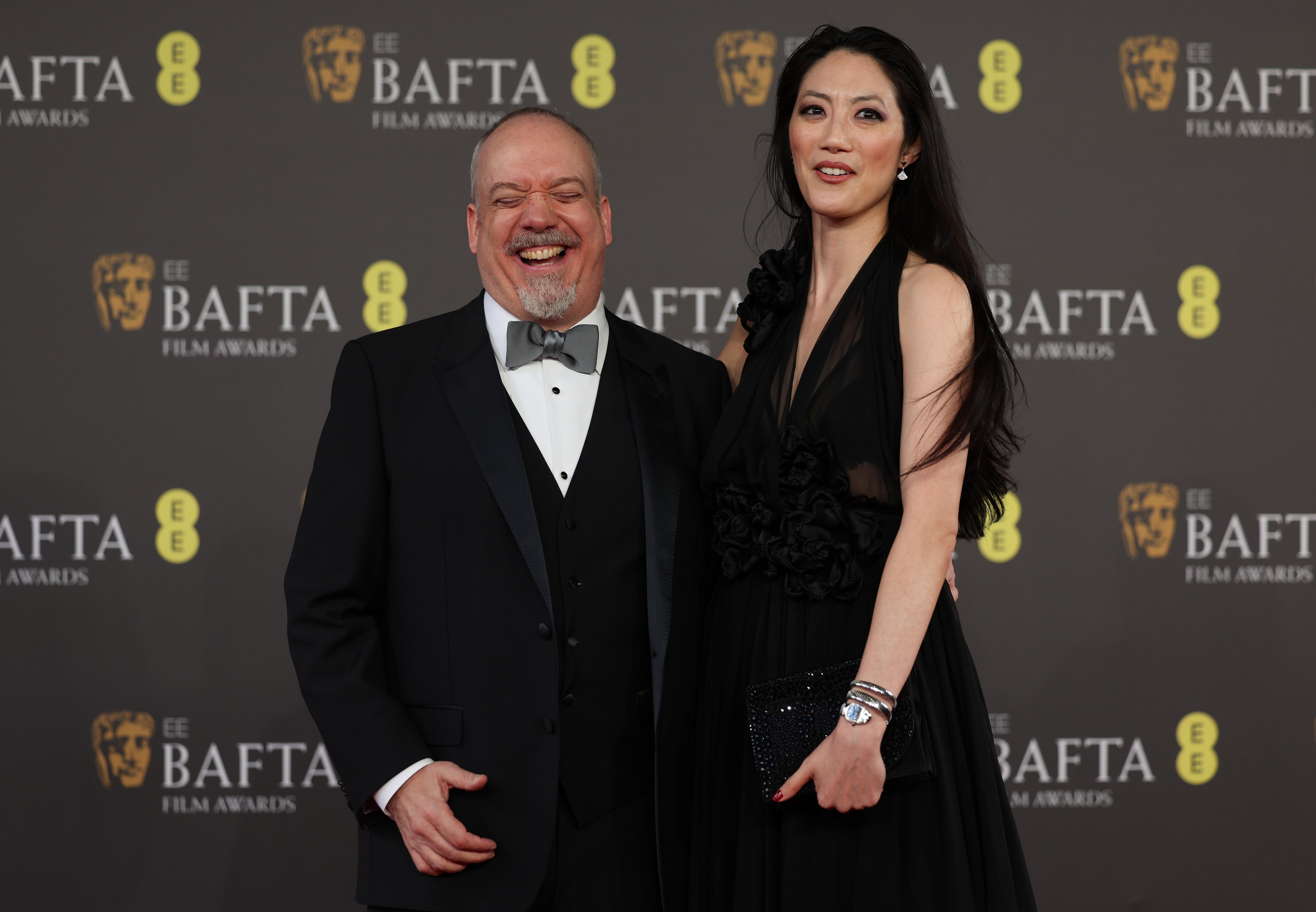 Paul Giamatti y Clara Wong